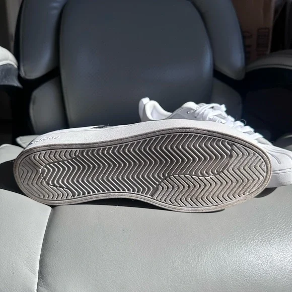 Like new Adidas shell toe shoe - Picture 2 of 5